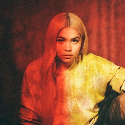 How tall is Hayley Kiyoko?